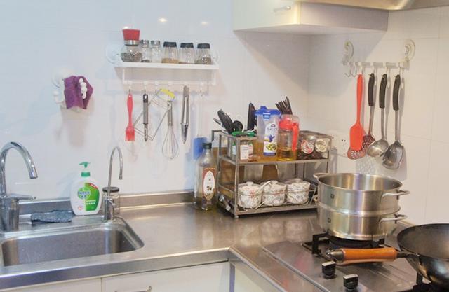 定制的厨房 房子已经住了三年多 厨房还跟新的一样