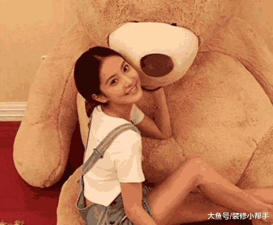 赖雨濛的豪宅: 客厅放着超大投影仪, 妥妥一枚文艺少女