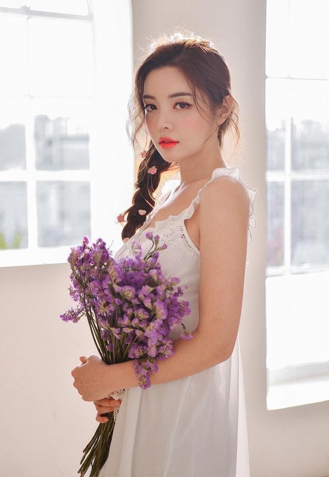 鲜花配美人, 优雅的吊带薄纱秀知性美女曲线, 彰显个性青春