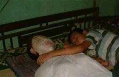 妻子去世 50岁男子每天抱着妻子尸身睡觉 没人敢去他家!