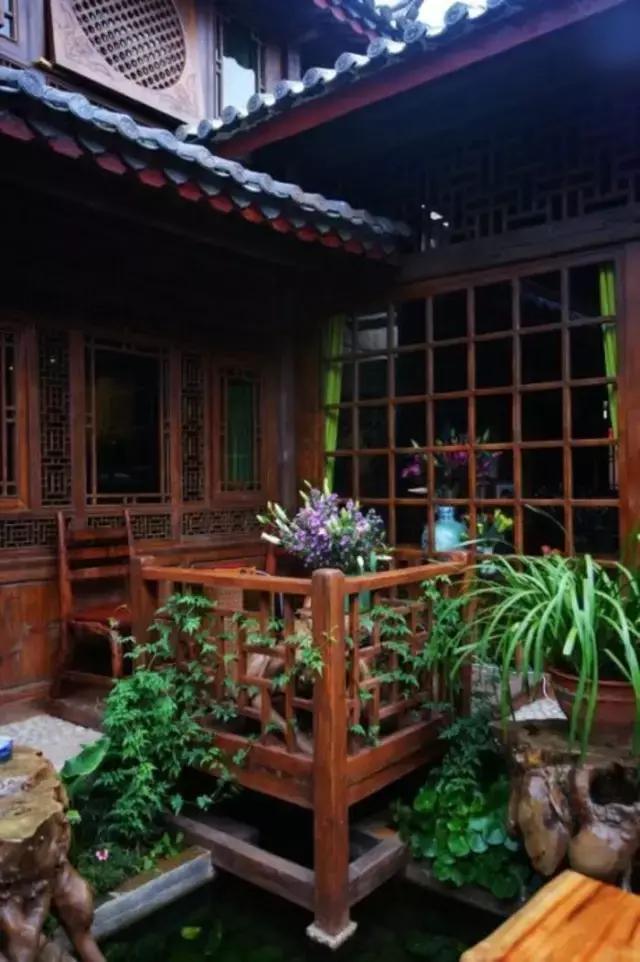 我想有个庭院, 作个闲人, 对一张琴, 一壶酒, 一溪云