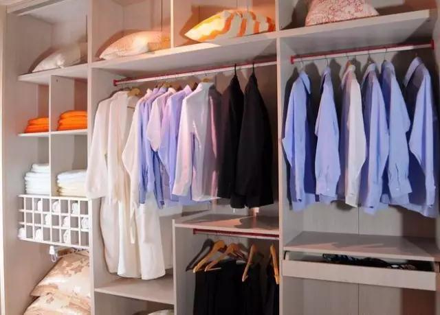 衣柜是平开门好还是推拉门好? 选错每天都得头疼!