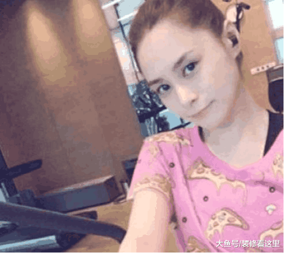 阿娇在香港的家, 家具看起来很陈旧, 不知道的人还以为是租的房子