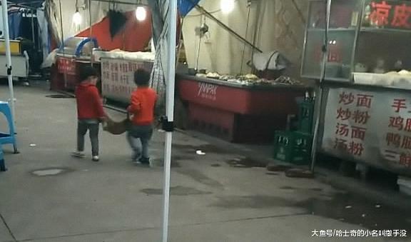 狗狗被小主人抬着过小吃街, 求狗狗的心里阴影, 狗狗: 我活不长了