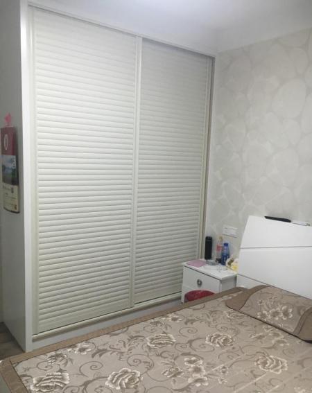 装修新房时在卧室做了两大排衣柜, 入住后才发现做错了
