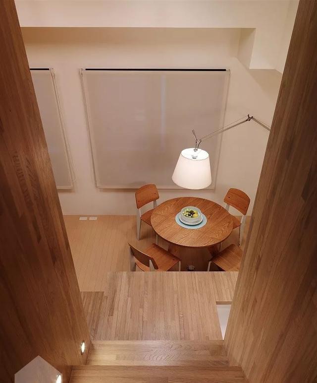 39㎡原木风单身公寓, 吧台延伸的楼梯设计, 真是创意十足!
