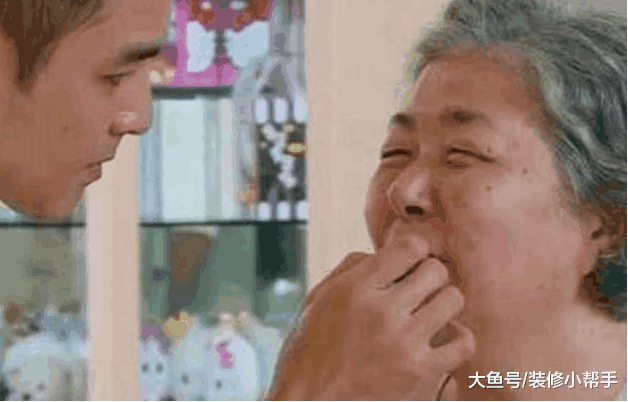 参观明道如今的家, 房子在老式小区里面, 装修显得很陈旧