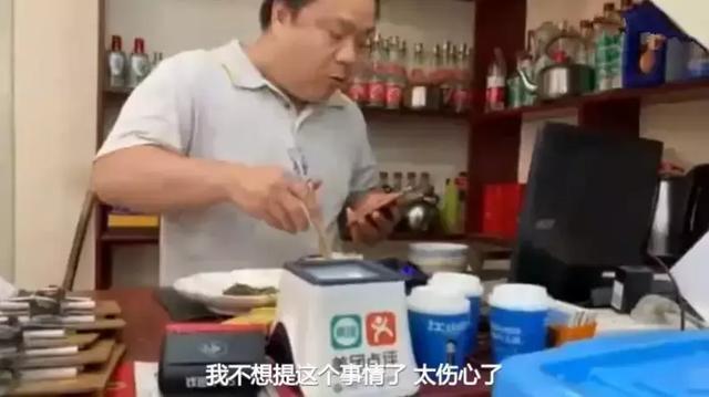 土狗因同伴离世而悲痛绝食, 主人心中焦急, 打葡萄糖为它续命!