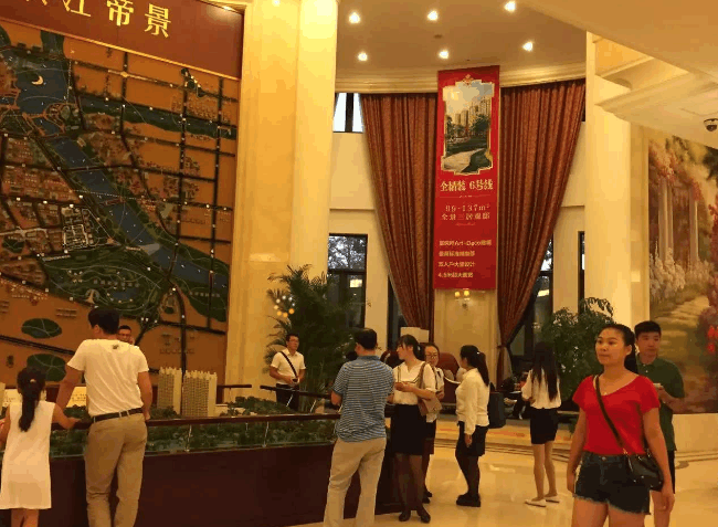 房价从3。5万跌到1。5万, 炒房: 压力非常大, 想卖也卖不掉