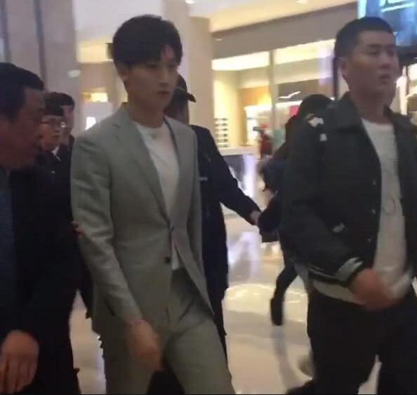 商场现百人超级保镖团, 还以为是天王嫁到没想到是他, 还没红就飘了