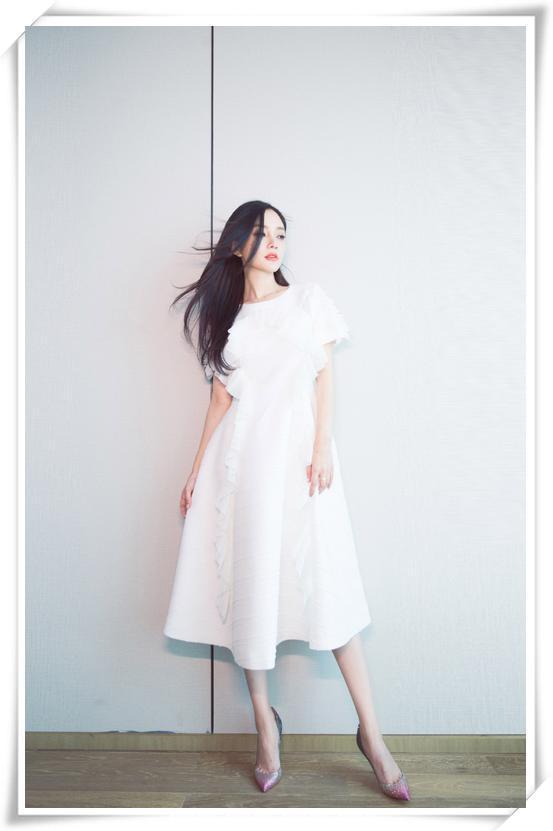 李小璐直接穿三角裤就来机场了! 这么开放? 网友: 满屏的风尘味!