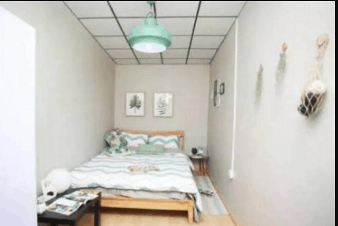 国外男子在北京租住3.7平米地下室装修后房东免除3个月租金