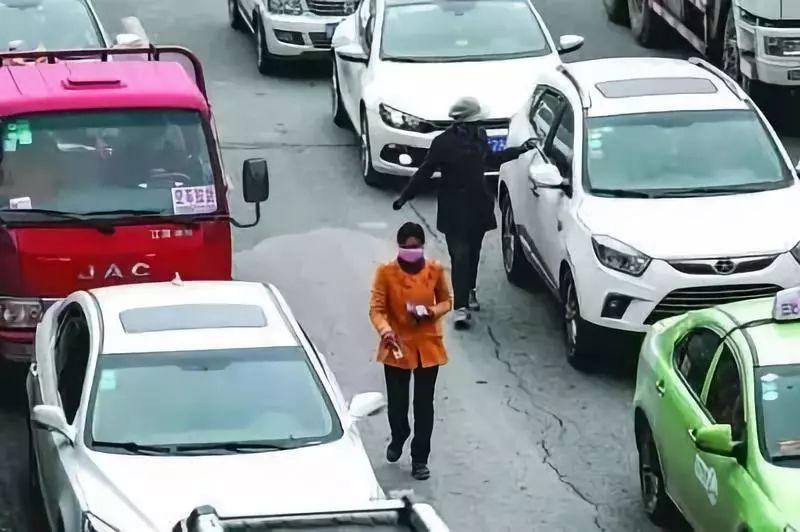 车窗被塞小卡片, 西宁车主损失上千元!