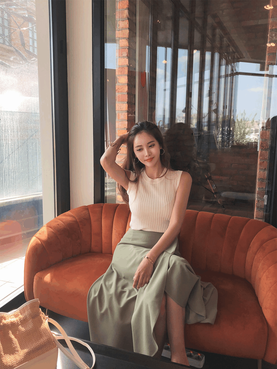 性感丰满的长裙美女, 紧身背心衬托出时尚美的曼妙线条!