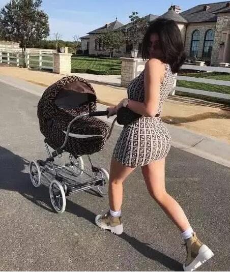 卡戴珊9亿金小妹女儿太幸福, 年仅1岁拥有9万婴儿车15万鞋柜