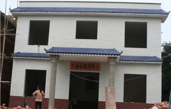 和邻居约定建同一款别墅, 他却偷偷耍心机, 多花2w做外观, 直接断交