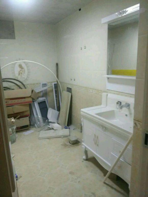 新房硬裝差不多完工了, 還沒打掃, 裝了半圓衣柜, 好漂亮