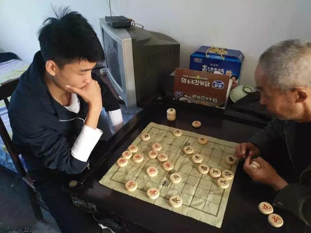 大叔霸气带魔王松鼠逛街, 松鼠: 就这条路, 还没有人敢拦我的!