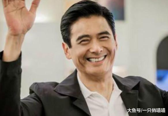 周润发为何称为大哥? 看看他和鲁豫拍照时, 看手所放的位置就知道