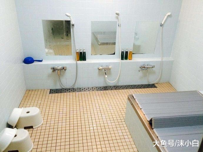 淋浴房别再做拉槽了, 看我家装两排地漏, 下水哗哗的还省钱! 实用