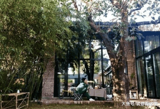 殷桃现实中的家, 家里的花多到能开花店了, 还装了一个庭院