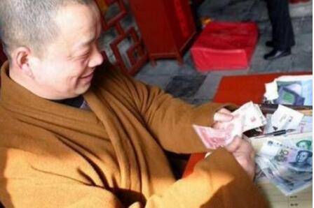 最“赚钱”寺庙: 最高一天赚80万, 用麻袋装钱, 和尚白天念经晚上数钱