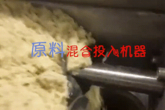 外网爆出国内宠物零食加工现场, 知道零食怎么做的你还敢买吗?