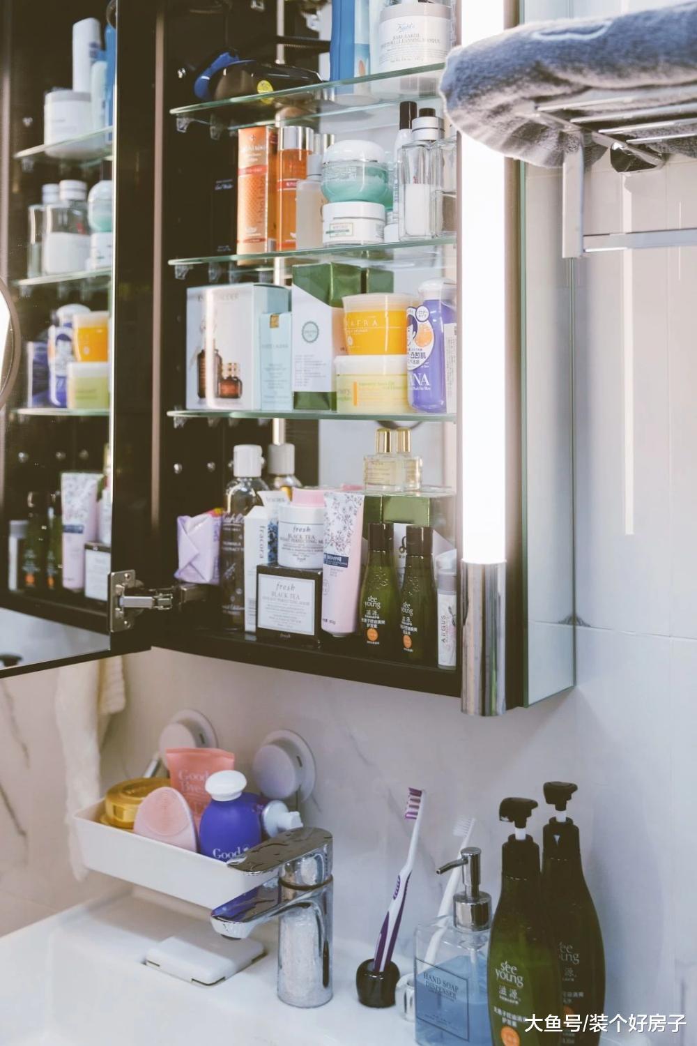 68㎡小两居, 改下桌子和墙面, 就多出一个独立餐厅!