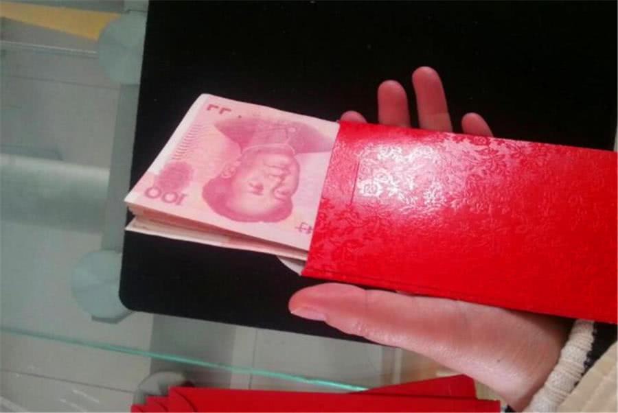 为什么亲戚偷偷塞钱给你, 还不让你告知父母? 其实有2种“企图”