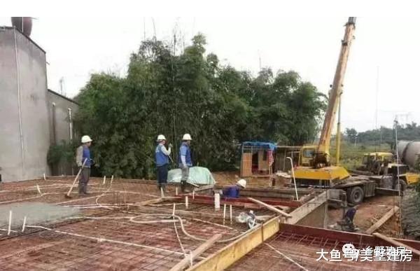 小伙负债20万回农村给父母建别墅, 邻居疑问这是孝顺还是攀比?