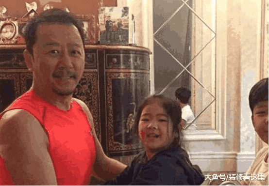 郭涛现实中的家, 客厅沙发上面还镀金, 家里金碧辉煌像皇宫一样
