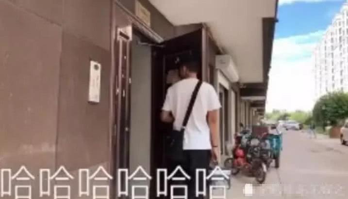 异地七年的情侣, 女孩偷偷来找男友, 开门第一反应让人哭笑不得