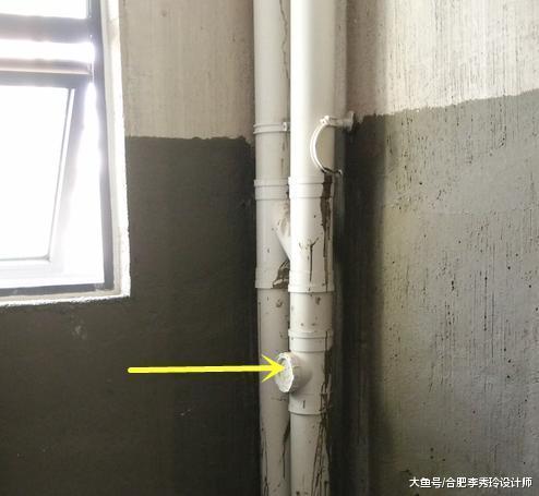 师傅在卫生间主下水管打了个孔, 业主发现怒道: 污水倒灌可咋整?