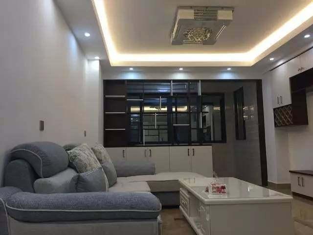 頭一次見到陽臺和客廳中間還可以這么做隔斷, 設計漂亮