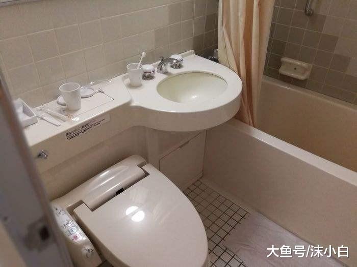 为什么日本人的卫生间既装浴缸又安花洒, 而且只有80公分高?