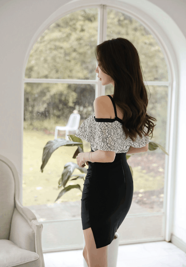 性感丰满的吊带美女, 小露香肩, 包臀裙衬托女性的端庄优雅!