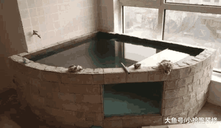业主让师傅在阳台砌个水池, 效果出来后, 朋友说能当浴缸用