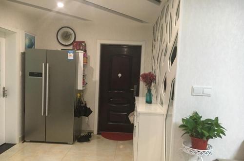 装修新房时在卧室做了两大排衣柜, 入住后才发现做错了