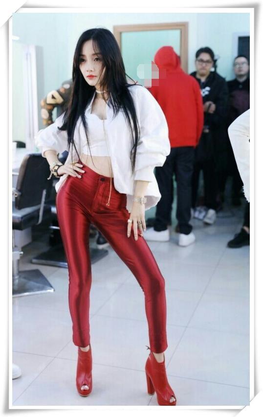 李小璐直接穿三角裤就来机场了! 这么开放? 网友: 满屏的风尘味!