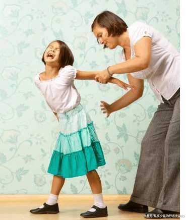 爸妈喜欢用打屁股的方式教育孩子, 你会后悔得