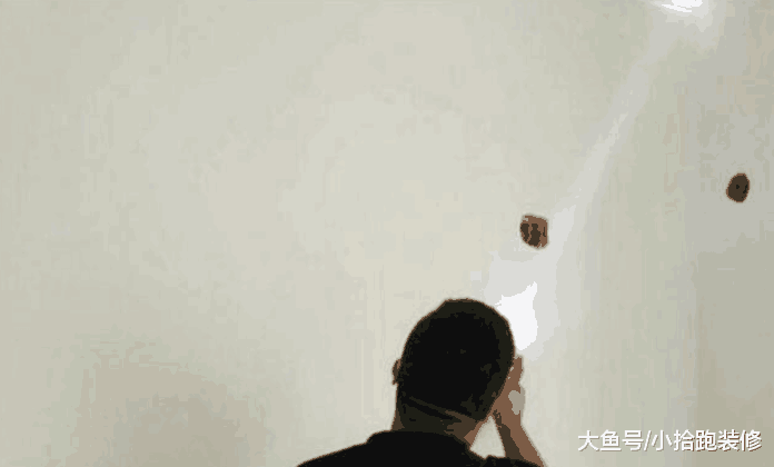 墙面工程结束, 看到业主进门后这样做, 师傅就知道麻烦大了