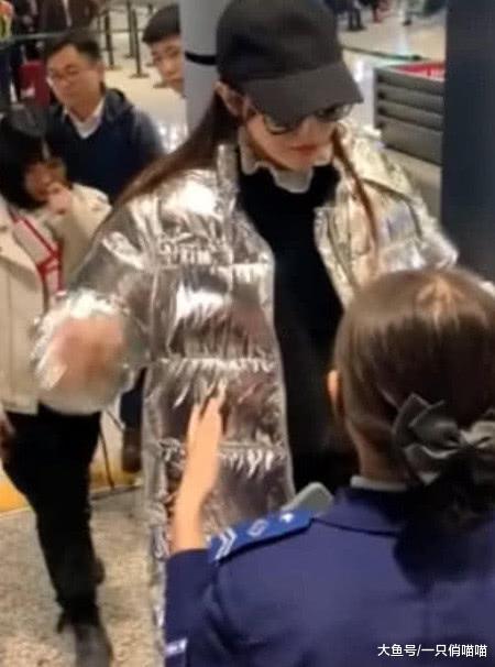 唐嫣过安检却被拦下, 一掏口袋竟发现这个小玩意, 唐嫣瞬间脸红了
