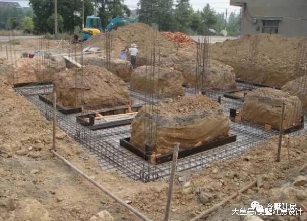 大叔农村建别墅, 地基钢筋用量却吓坏邻居? 50万的地基你见过?