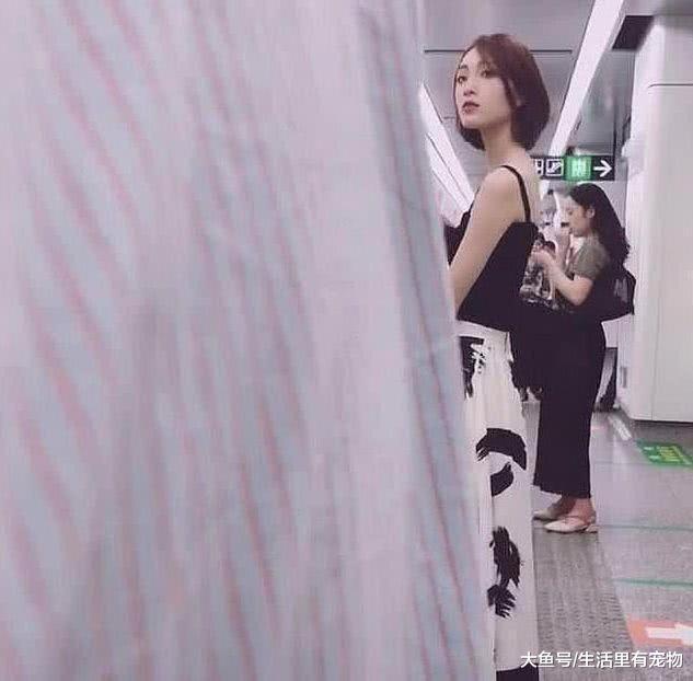 地铁里的一个回眸, 让众多网友神魂颠倒, 仙女下凡的小姐姐!