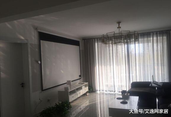 老公坚持客厅装个投影仪, 硬是不装电视墙! 自创家庭小影院
