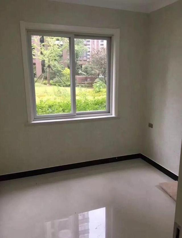 老婆坚持要买一楼的房子, 收房那天才发现自己赚了, 外面绿化很美