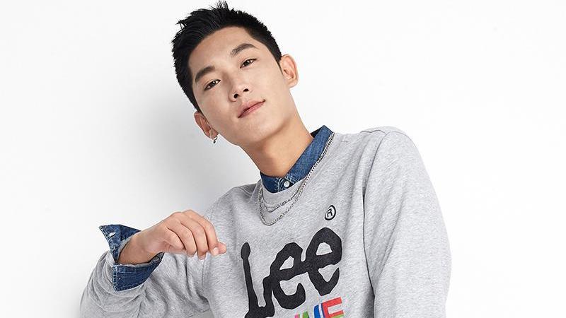 入秋渐凉、今年流行卫衣搭配束脚裤、穿上超帅