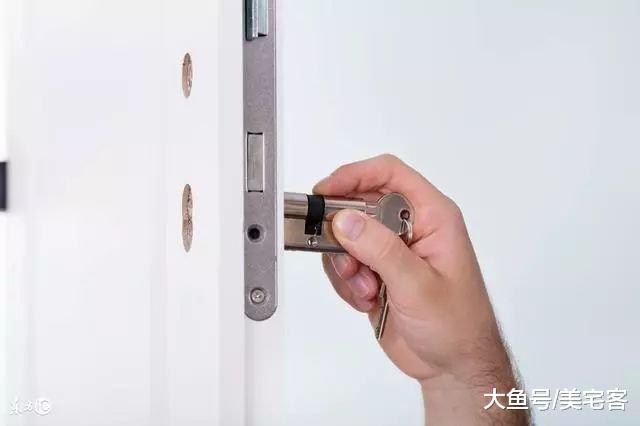 大门装智能锁还是钥匙锁? 开锁师傅一对比, 太多人选错了!