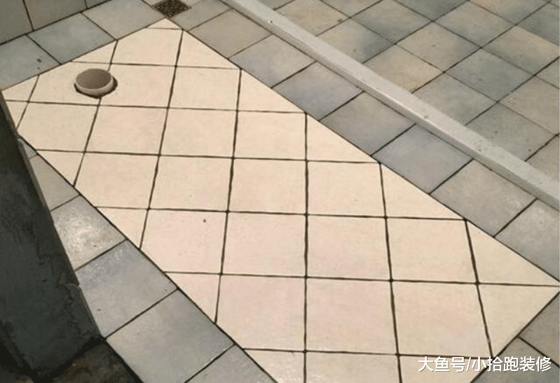 卫生间地砖刚铺好, 只因朋友的一句话, 业主就要求师傅返工