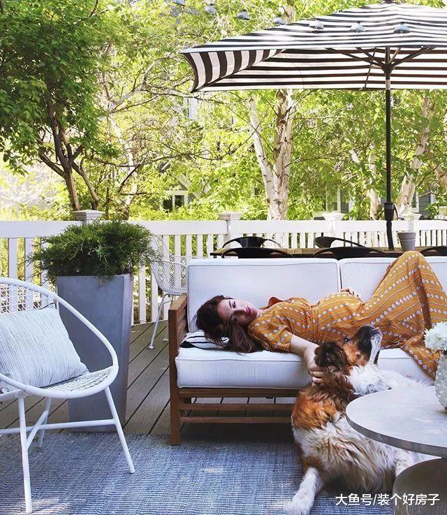 他为妻子和三个女儿, 打造了一个坐拥无敌湖景和十个房间的豪宅!